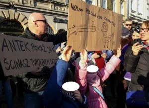 Bolszewicka nienawiść - dzieci strzejają do Kaczora