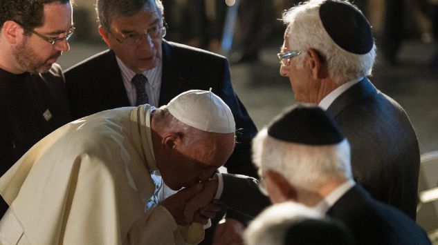 papież całuje ręke żyda