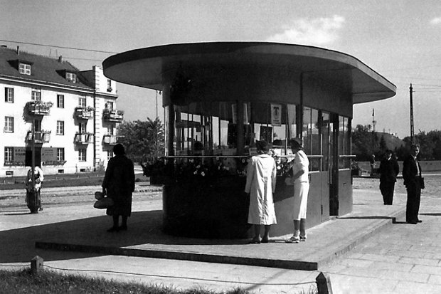 Przedwojenny przystanek tramwajowy na pl. Wilsona.