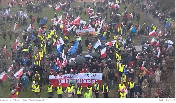 Czołówka marszu KOD_politycy lewicy otoczeni ochroną