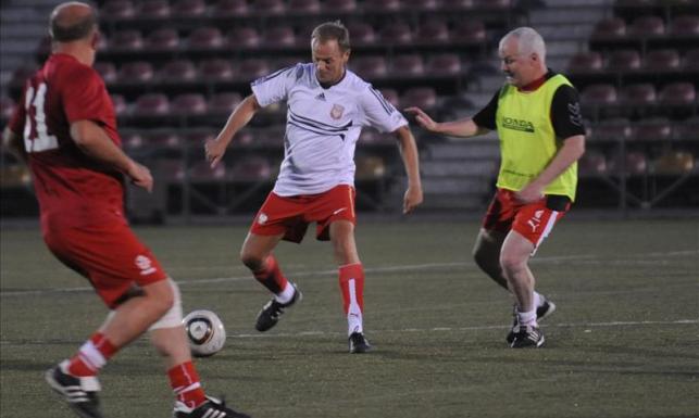 3819627-donald-tusk-na-boisku-643-385