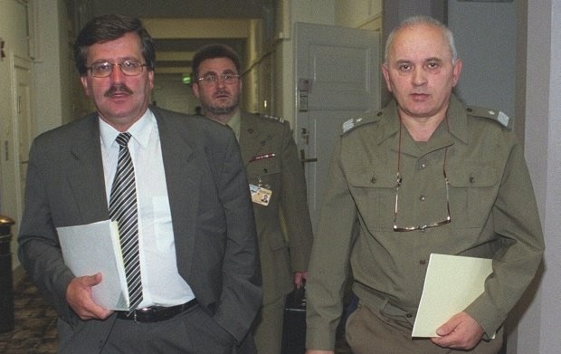 Bronislaw-Komorowski-i-gen. Rusak-szef-WSI--2001-