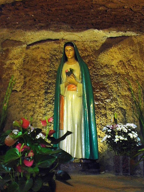 Matka Boża w grocie