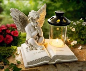 aniol-stroz-znicz-lampka-na-wszystkich-swietych