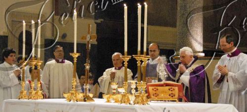 benedykt-xvi-krzyc5bc-w-centrum-oc582tarza