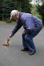 starość z wiewiórką