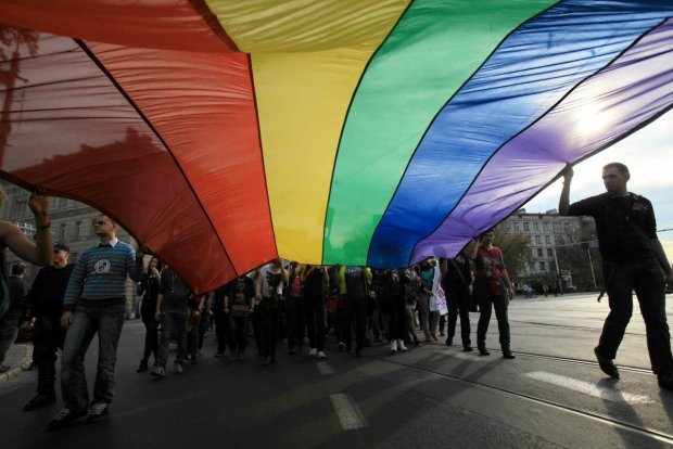 z12622058Q,06-10-2012--Teczowa-flaga-niesiona-przez-uczestnik