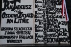 http://wkrakowie2013.wordpress.com/2013/10/13/pan-tadeusz-protestuje-na-krakowskim-rynku/ Pan Tadeusz protestuje na Krakowskim Rynku pod pomnikiem Adama Mickiewicza 13 października 2013 r.