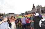 Kraków wobec LGBT – za i przeciw Modlitwa „O nawrócenie grzeszników  z grzechu sodomii i tych, których zwiodła ideologia LGBT” Rynek Główny 29 sierpnia 2020  