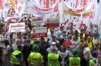 Manifestacja związków zawodowych w Warszawie, 14.09.2013, była naprawdę wielka.  Liczba 200 tys. uczestników nie wydaje się przesadzona.  Hasła  obalenia rządu dominowały.  Czasem wręcz przypominało mi się powiedzenie “W gębie to […]