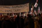 Dwanaście dni temu napisałam notkę “Symboliczne manifestacje”  /TUTAJ/, w której stwierdziłam, że w Polsce nie ma sytuacji rewolucyjnej, a odbywające się demonstracje przeciw władzy mają charakter symboliczny oraz rytualny.  Tezę […]